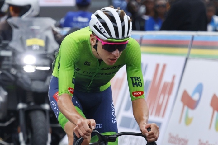 Tadej Pogacar aus Slowenien fährt beim Straßenrad-WM-Rennen der Elite in Kigali um den Titel. Foto: EPA/Kim Ludbrook