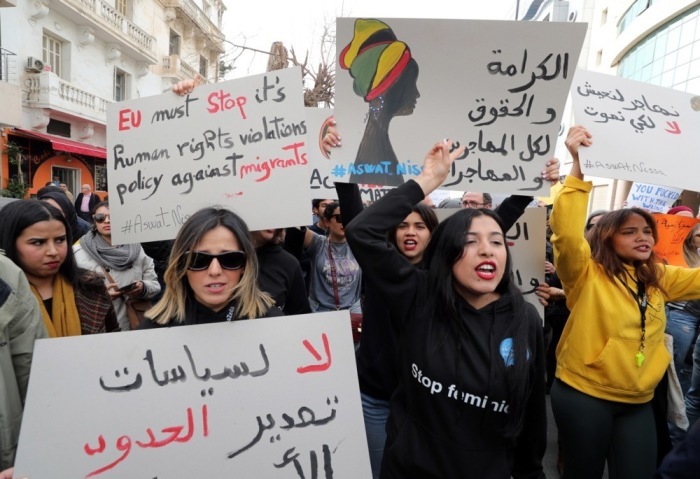 Menschen rufen bei einem Protest gegen den tunesischen Präsidenten Kais Saied nach dessen Äußerungen gegen afrikanische Migranten Parolen. Foto: epa/Mohamed Messara