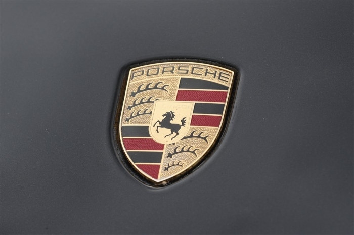 Das Emblem des deutschen Sportwagenherstellers Porsche auf einem Fahrzeug während der Autoausstellung der Eurorally 2022 in Riga. Foto: epa/Toms Kalnins