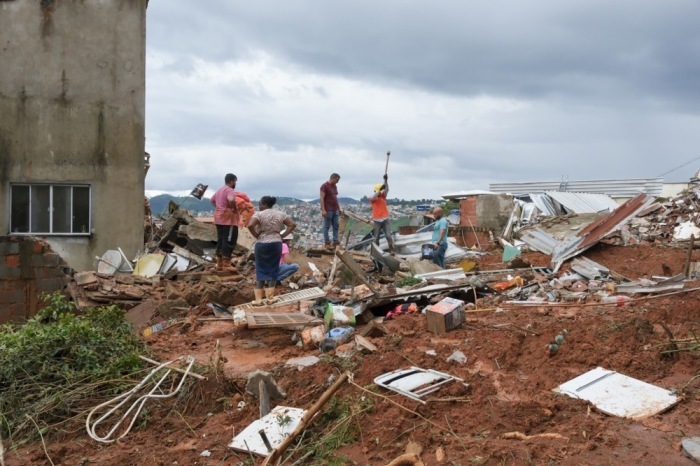 Nach heftigen Regenfällen räumen Helfer in Juiz de Fora Trümmer. Erdrutsche und Hauseinstürze fordern viele Tote. Foto: epa/Andre Coelho