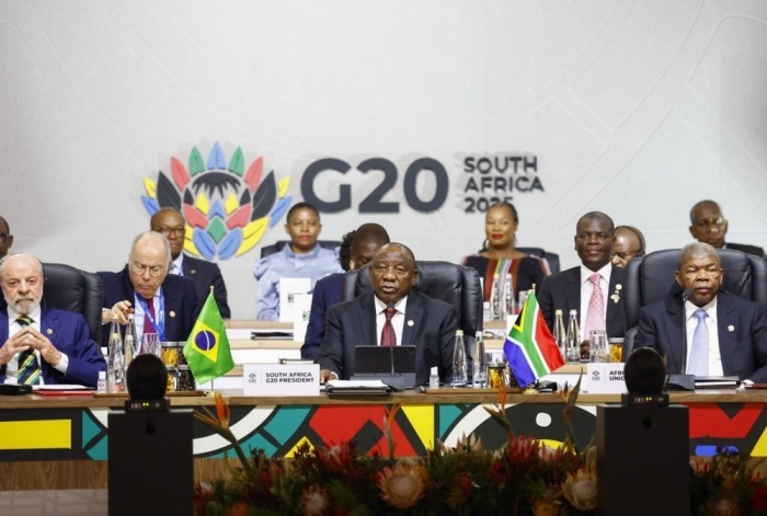 Südafrikas Präsident Ramaphosa spricht zum Auftakt des G20-Gipfels in Johannesburg, flankiert von Lula da Silva und AU-Chef Lourenço. Foto: epa/Thomas Mukoya