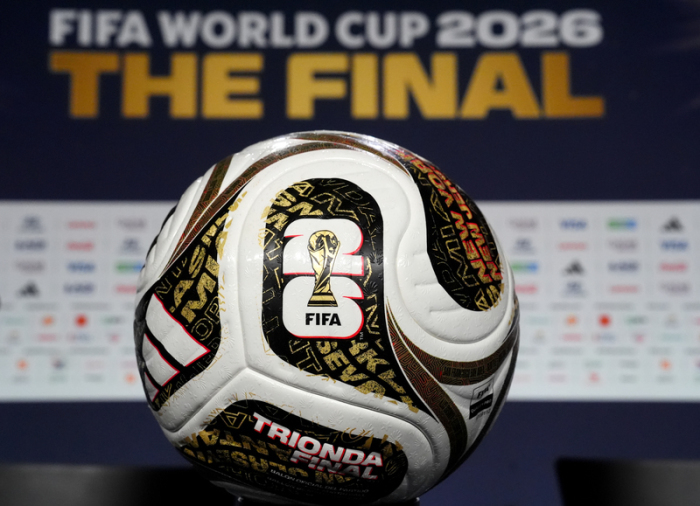 Der offizielle Spielball des WM-Finales 2026 zwischen Spanien und Argentinien ist bei einer Pressekonferenz in New York ausgestellt. Foto: Nick Potts/Pa Wire/dpa