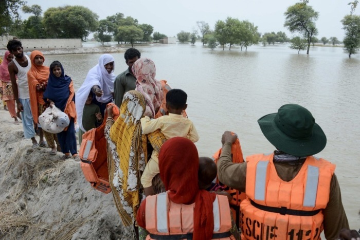 Beamte des Rettungsdienstes helfen bei der Evakuierung von Opfern aus einem überfluteten Gebiet in Noora Nath, Bezirk Pakpattan, Provinz Punjab. Foto: epa/Faisal Kareem