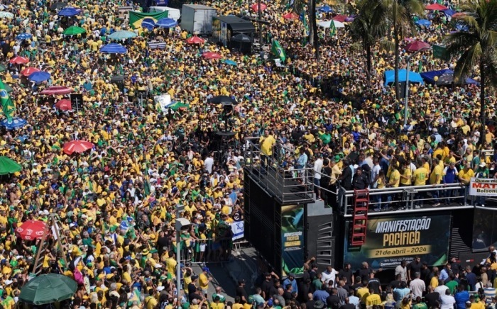 Anhänger des ehemaligen brasilianischen Präsidenten Jair Bolsonaro marschieren in Rio de Janeiro. Foto: epa/Antonio Lacerda