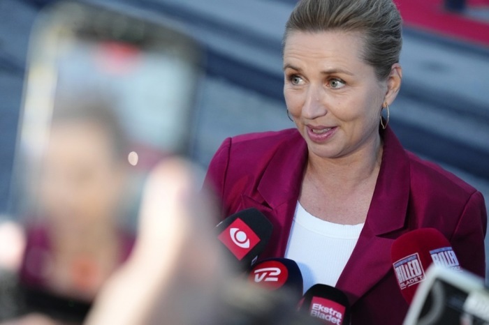 Dänemarks amtierende Ministerpräsidentin Mette Frederiksen spricht im Hafen von Odense an Bord der königlichen Yacht Dannebrog mit Medienvertretern. Foto: epa/Sebastian Elias Uth