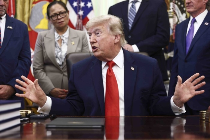 US-Präsident Donald Trump beantwortet nach der Unterzeichnung eines Erlasses zur Ausweitung der kommerziellen Fischerei im Pazifik Fragen der Medien im Weißen Haus. Foto: Jim Lo Scalzo/Pool epa/dpa