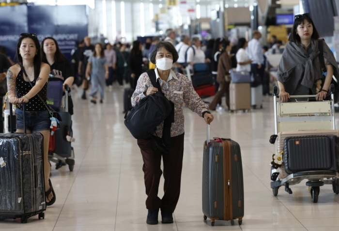 Reisende am Suvarnabhumi Airport in Bangkok: Die geplante Einreisegebühr von 300 Baht stößt in der Tourismusbranche auf Kritik. Foto: epa/Rungroj Yongrit