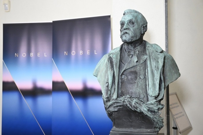 Ein Blick auf eine Büste von Alfred Nobel während der Bekanntgabe der Gewinner des Nobelpreises für Physiologie oder Medizin 2023 in Stockholm. Foto: epa/Jessica Gow