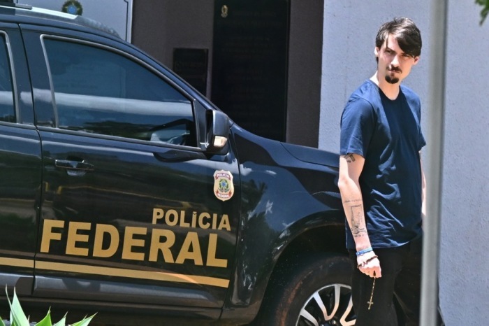 Bolsonaros Sohn verlässt die Bundespolizei in Brasília nach einem Besuch beim inhaftierten Ex-Präsidenten, der wegen Putschversuchs verurteilt ist. Foto: Andre Borges