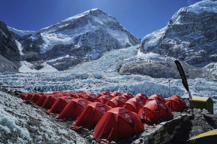 Der Khumbu-Eisfall ist zwischen zwei Gipfeln im Hintergrund im Everest Base Camp in Nepal zu sehen. Foto: Pasang Rinzee Sherpa/Ap/dpa