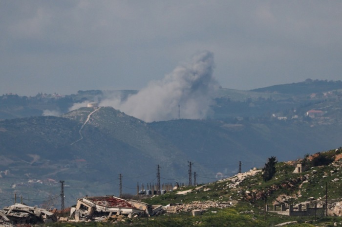 Rauch steigt nach israelischen Luftangriffen auf Ziele der Hisbollah über einem Dorf im Süden des Libanon auf. Foto: EPA/Atef Safadi