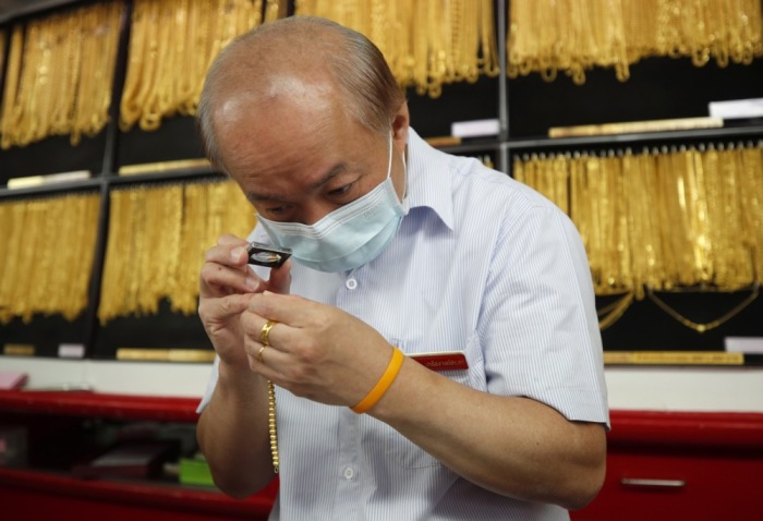 Der Goldpreis in Thailand könnte 2026 neue Höchststände erreichen, getrieben von globaler Unsicherheit, Zinssenkungen und anhaltender Nachfrage. Foto: epa/Rungroj Yongrit