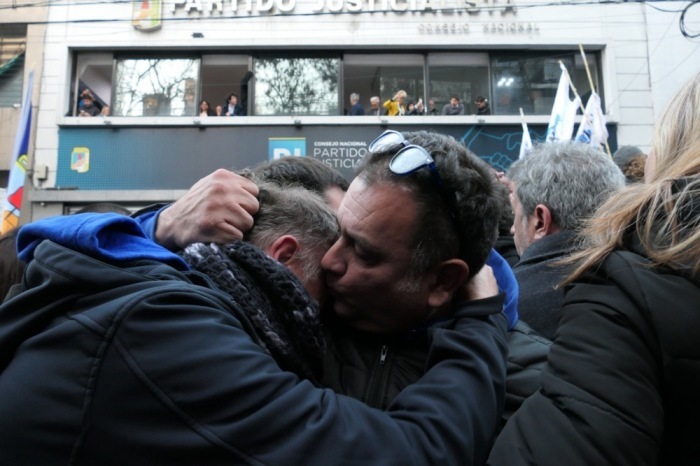 Anhänger von Ex-Präsidentin Fernandez protestieren nach bestätigtem Urteil wegen Staatsbetrugs Foto: epa/Enrique García Medina