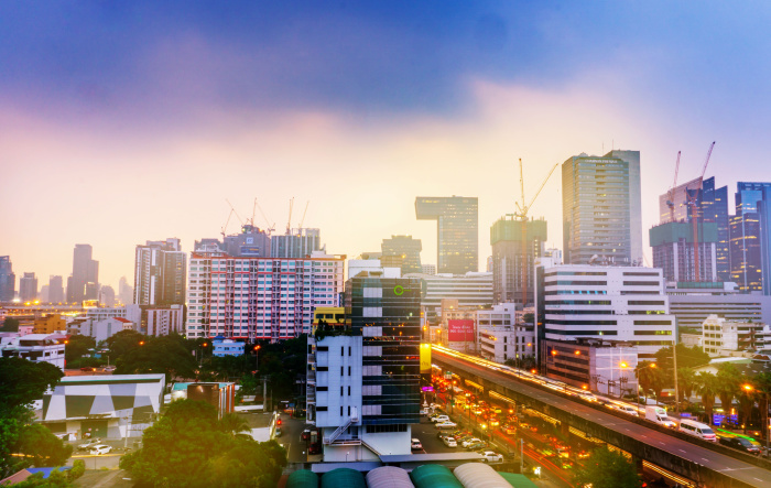 Thailändische Behörden kontrollierten in Huai Khwang mehrere Unternehmen wegen des Verdachts auf Strohmann-Konstruktionen und Verbindungen zu Online-Glücksspiel. Bild: chalermphon / Adobe Stock