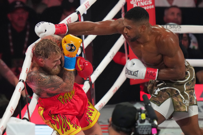 Der frühere Schwergewichtsweltmeister Anthony Joshua kämpft gegen den Influencer Jake Paul. Anthony Joshua (r) schlägt Jake Paul während eines Boxkampfs im Schwergewich in Miami, Florida. Foto: Lynne Sladky/Ap/dpa