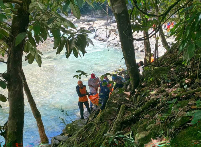 Einsatzkräfte bergen auf Flores die Leichen zweier österreichischer Touristen nach dem Einsturz einer Hängebrücke. Foto: dpa/-/maumere Search And Rescue Office