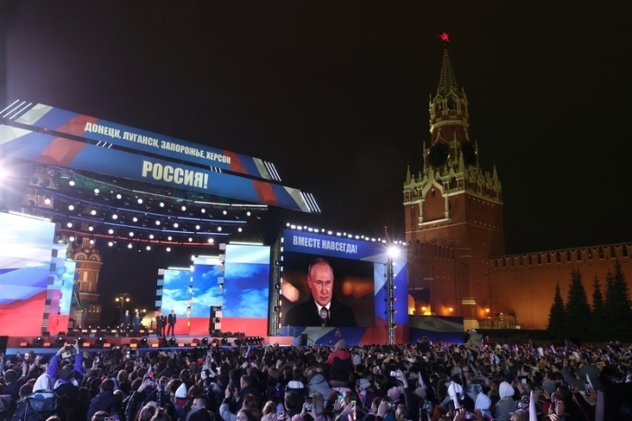 Wladimir Putin, Präsident von Russland, als er spricht während der Feierlichkeiten zur Annexion der ukrainischen Regionen in Russland auf dem Roten Platz, mit dem Spasskaja-Turm auf der rechten Seite im Hintergrund. Foto: Sergei Karpukhin