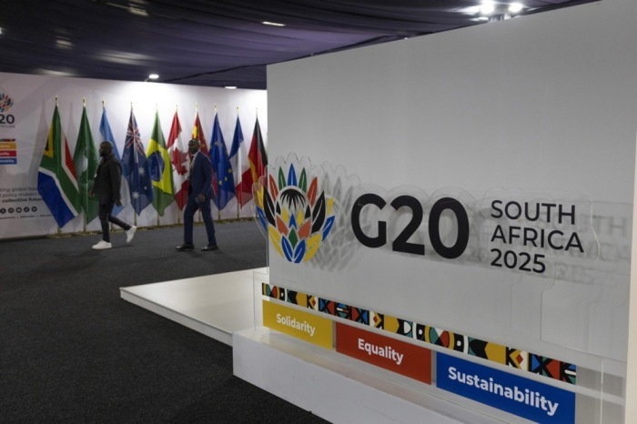 Flaggen der Nationen, die am G20-Gipfeltreffen im Johannesburg Expo Centre in Johannesburg teilnehmen. Foto: epa/Kim Ludbrook