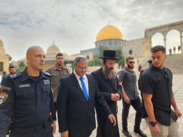 Der Minister für nationale Sicherheit Israels, Itamar Ben-Gvir, besucht die Al-Aqsa-Moschee. Foto: epa/Minhelet Har-habait Tempel Mount Administraton