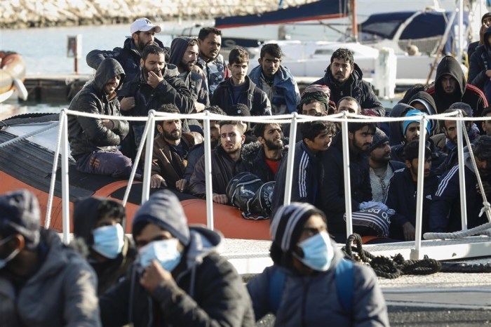 Ein Schiff der italienischen Küstenwache rettet Migranten aus dem Meer. Foto: epa/Francesco Ruta