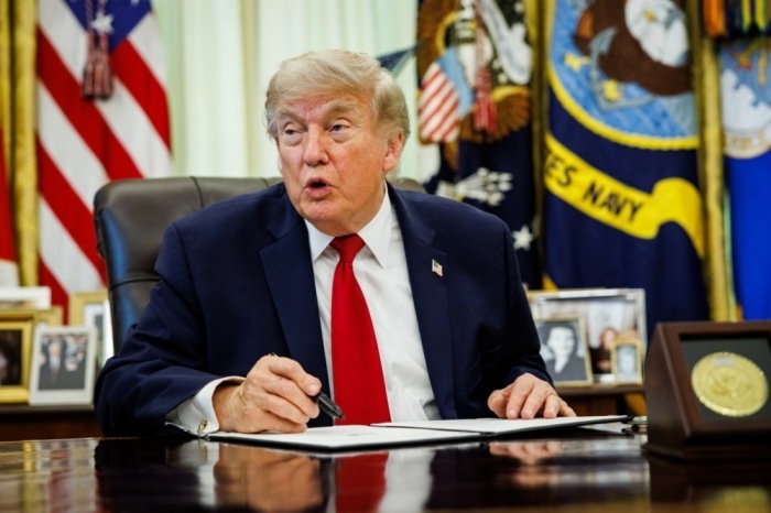 Donald Trump unterzeichnet im Oval Office des Weißen Hauses eine Verfügung zum Recht auf Fahrzeugreparaturen. Foto: EPA/Samuel Corum/pool