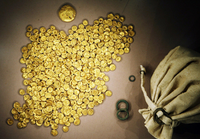 Tief im Boden eingelassen wird im Kelten- und Römermuseum in Manching bei Ingolstadt der keltische Goldschatz ausgestellt. Foto: Frank Mächler/dpa