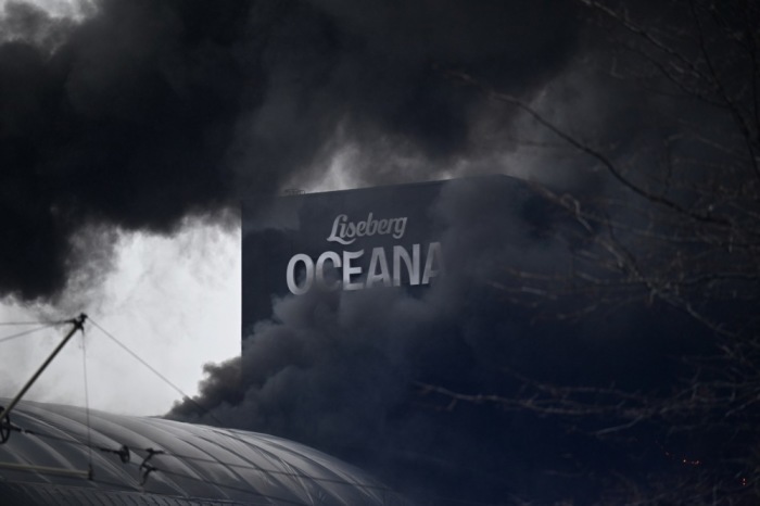 Rauch steigt auf, nachdem im Vergnügungspark Liseberg in der neuen Wasserwelt Oceana in Göteborg ein Feuer ausgebrochen ist. Foto: epa/Björn Larsson Rosvall/tt