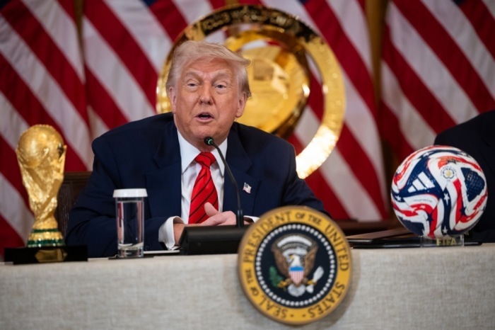 US Präsident Donald Trump spricht während einer Sitzung der Task Force des Weißen Hauses zur FIFA Fussball-Weltmeisterschaft 2026. Foto: epa/Francis Chung