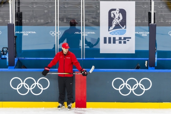 Der Schweizer Eishockey-Nationaltrainer Patrick Fischer beobachtet das Training seines Teams in der Milano Santa Giulia Ice Hockey Arena bei den Olympischen Winterspielen 2026 in Italien. Foto: EPA/Salvatore Di Nolfi