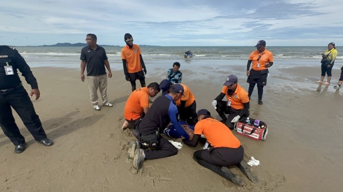 Rettungskräfte versuchen am Jomtien Beach, den 18-jährigen Jetski-Helfer nach seiner Bergung aus dem Meer wiederzubeleben. Bild: TMN.TV