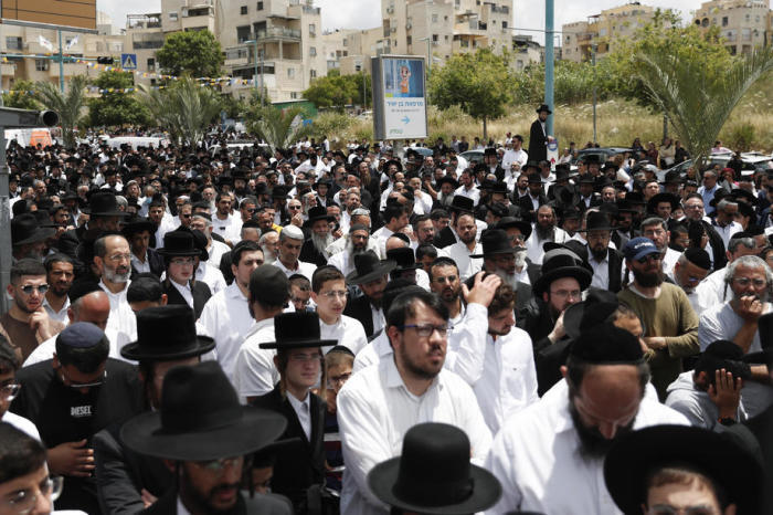 Ultraorthodoxe israelische Trauernde nehmen an der Beerdigung von Yonatan Havakuk und Boaz Goal in der Stadt Elad in der Nähe von Tel Aviv teil. Foto: epa/Atef Safadi