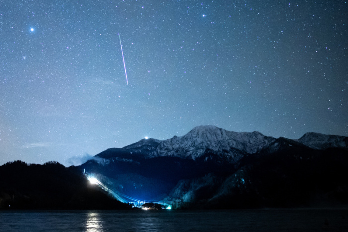 Eine Sternschnuppe ist über dem Kochelsee zu sehen. Foto: Matthias Balk/dpa