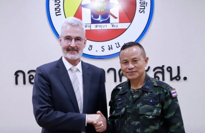 Der Schweizer Botschafter in Thailand, Pedro Zwahlen (links), und Generalleutnant Norathip Poinok tauschten sich im ISOC-Hauptquartier in Pattani über Bildung, kulturelle Vielfalt und die Entwicklung der südlichen Grenzprovinzen aus. Bild: NBT World