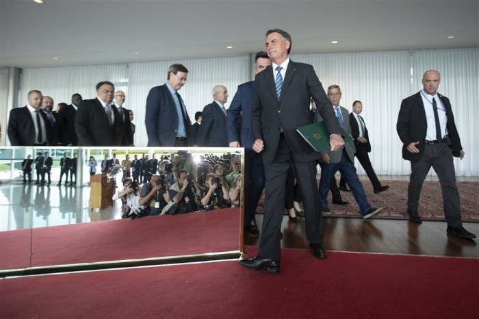Brasiliens Präsident Jair Bolsonaro trifft ein, um vor den Medien über die Ergebnisse der Präsidentschaftswahlen zu sprechen. Foto: epa/Joedson Alves
