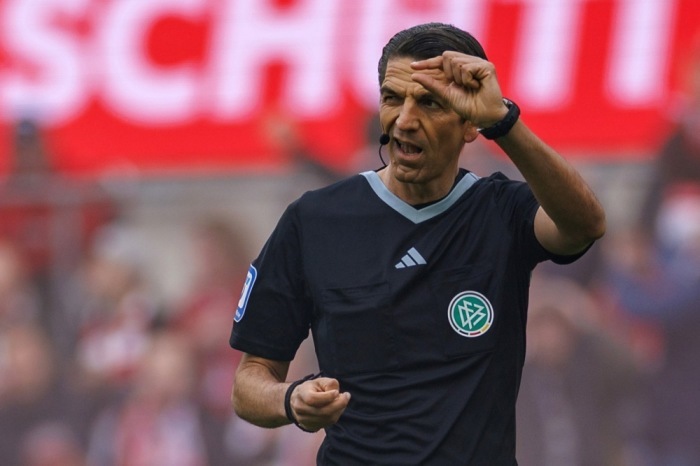 Schiri Deniz Aytekin reagiert während der deutschen Bundesliga. Foto: epa/Christopher Neundorf Bedingungen