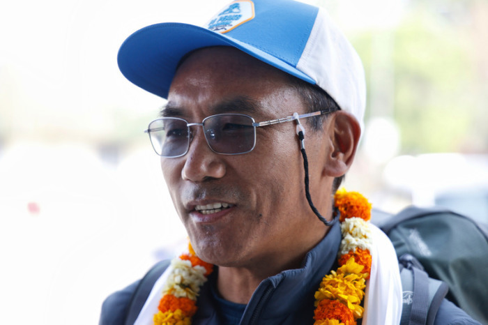 Der bekannte Sherpa-Bergführer Kami Rita wird auf dem Tribhuvan-Flughafen mit Girlanden begrüß, während er sich auf seinen Abflug zur 31. Besteigung des Mount Everest vorbereitet. Foto: Gopen Rai/Ap/dpa