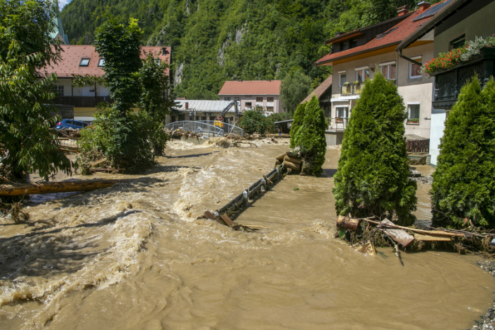 Hochwasser fließt durch ein Wohnviertel. Angesichts der verheerenden Überschwemmungen und Erdrutsche der letzten drei Tage hat Slowenien die EU und die Nato um technische Hilfsgüter zur Beseitigung der Schäden gebeten. Foto: -/Ap/dpa