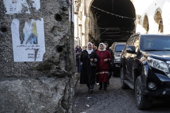 Frauen gehen nahe der Umayyaden-Moschee nach dem Ende der Herrschaft von Baschar al-Assad. Foto: epa/Giuseppe Lami