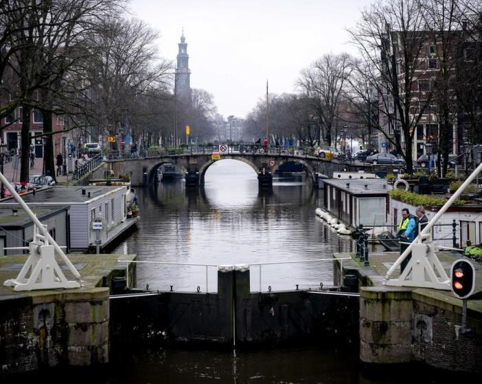 Amsterdamer Schleuse geschlossen, um einen Kanal zu ermöglichen. Foto: epa/Sander King