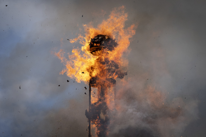 Der Böögg explodiert beim Sechseläuten in Zürich und kündigt nach Tradition einen heißen Sommer an. Foto: dpa/Claudio Thoma