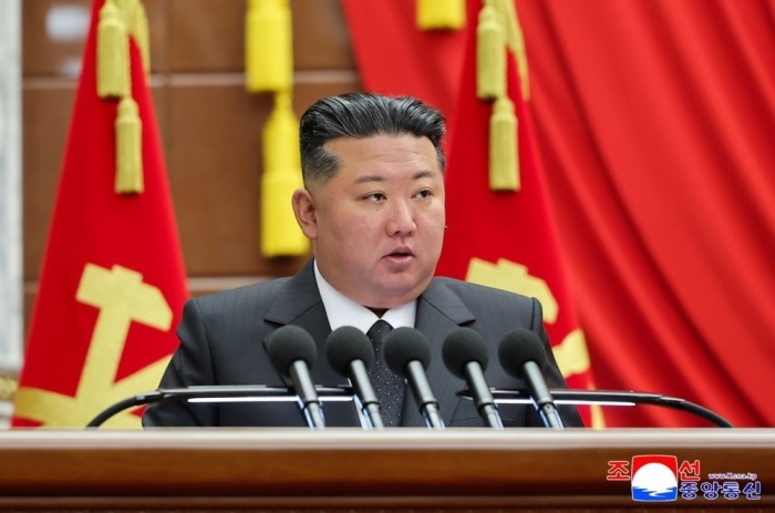 Nordkoreas Machthaber Kim Jong Un spricht bei einer Plenarsitzung des Zentralkomitees der Arbeiterpartei in Pjöngjang. Foto: epa/Kcna