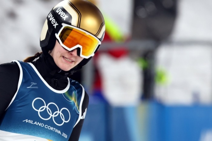 Selina Freitag aus Deutschland beim Wettbewerb auf der Normalschanze im Skispringen der Frauen bei den Olympischen Winterspielen Milano Cortina 2026. Foto: epa/Hannibal Hanschke