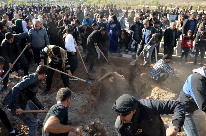Türkische Opfer eines Luftangriffs in Syrien bei einer Beerdigung. Foto: epa/Ahmed Mardnli