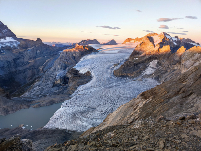 Eigentlich liegt auf diesem Gletscher in der Schweiz immer Schnee. Aber dafür war es dieses Jahr zu warm. Foto: Matthias Huss/Glamos Gletschermessnetz/akademie Der Naturwissenschaften Schweiz (scnat)/dpa
