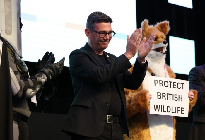 Andy Burnham reagiert nach seinem Sieg bei der Nachwahl im Wahlkreis Makerfield im nordwestenglischen Wigan. Foto: epa/Adam Vaughan