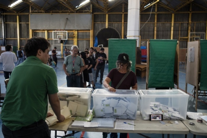 Eine Wählerin gibt ihre Stimme bei den Präsidentschafts- und Parlamentswahlen in Valparaíso ab, die über Borics Nachfolge entscheiden. Foto: epa/Adriana Thomasa