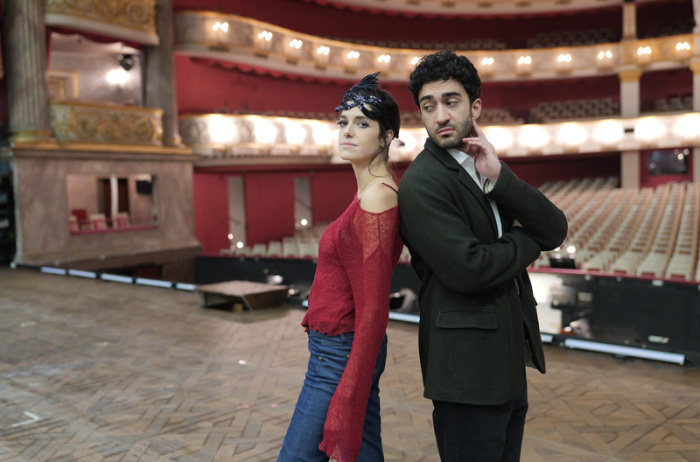 Rosa (Marie Nasemann) und Gabriel (Eidin Jalali) sind die Zweitbesetzung in der „Fledermaus