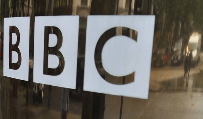 Das bekannte Logo der BBC auf den Glastüren eines ihrer Studios im Zentrum Londons. Foto: EPA/Andy Rain