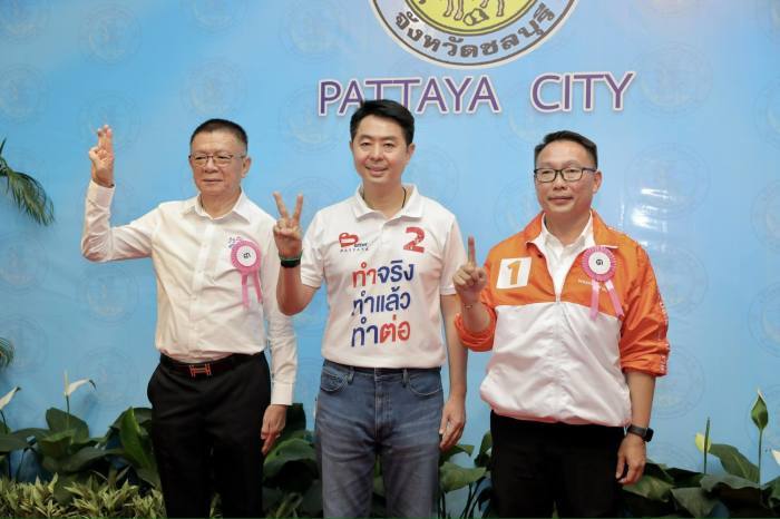 Die drei Bürgermeisterkandidaten Sakchai Taengho (l.), Poramet Ngampichet (M.) und Ittiwat Watanasathorn präsentieren sich nach ihrer offiziellen Registrierung für die Pattaya-Wahl am 28. Juni. Bild: PR Pattaya