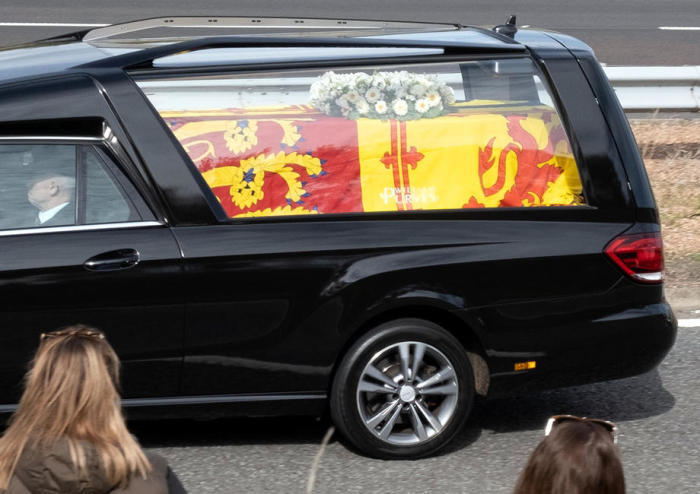 Der Leichnam der verstorbenen Königin Elizabeth II. wird von Balmoral nach Edinburgh gebracht. Foto: epa/Paul Reid